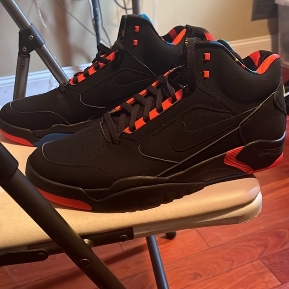Brand new 2021
Air Flight Lite Mid 'Black Team
Orange' size 13 - Picture 3 of 4
